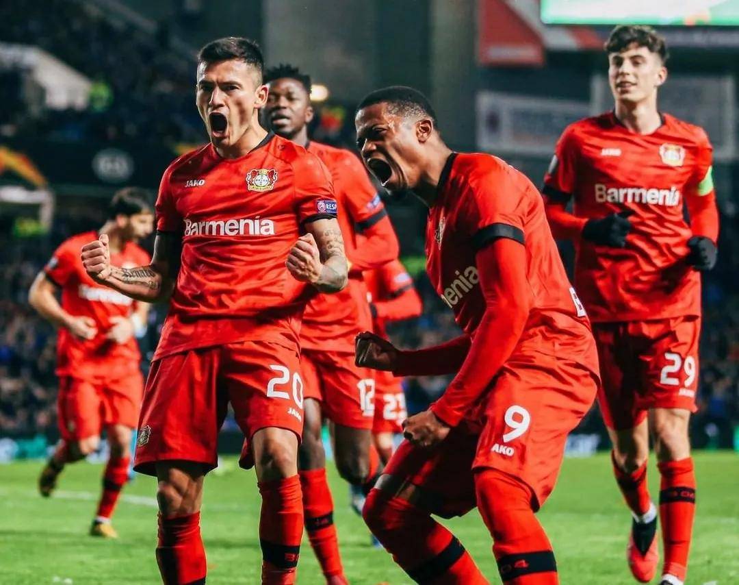 包含赛地聚焦:德国杯关键时刻热度飙升;夏洛特黄蜂队长鼓劲;悬念犹存;高层口径保持一致的词条 包含赛地聚焦:德国杯关键时刻热度飙升;夏洛特黄蜂队长鼓劲;悬念犹存;高层口径保持一致的词条